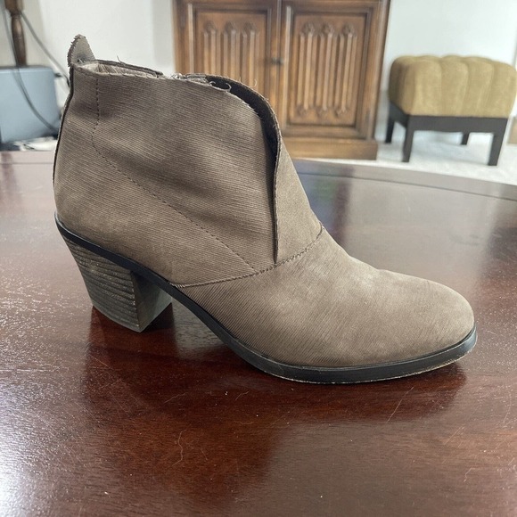 Eileen Fisher Heeled Ankle Boots 8.5 Side Zipper Neutral Vero Cucio Leather - Picture 1 of 16